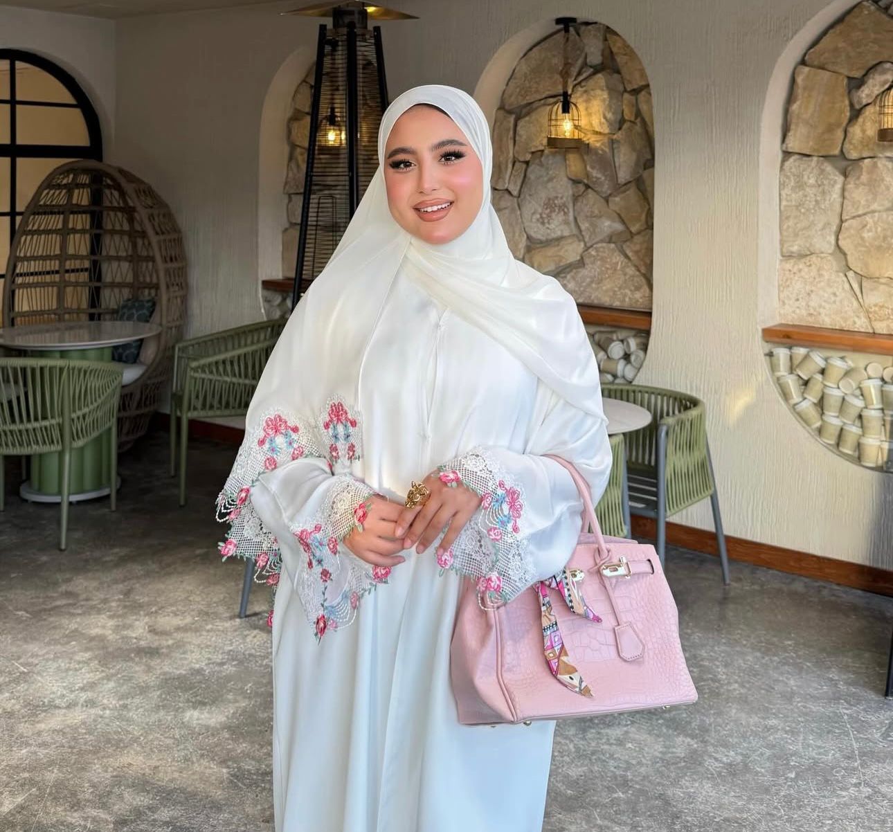 111 عباية دانتيل وردي